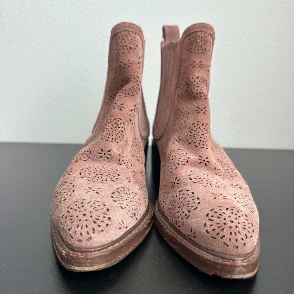 Coach Bowery Chelsea Boot with Cut Out Tea Rose Size: 7.5 - Picture 2 of 14